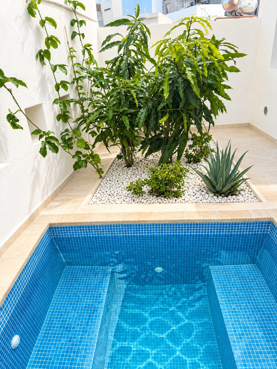 Nádvoří s jacuzzi